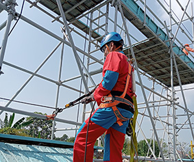 Teknisi 1 Bekerja di Ketinggian